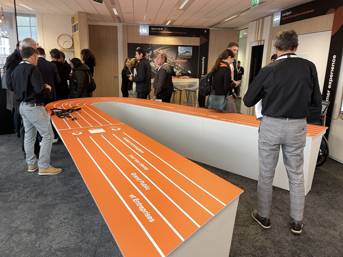 Cheydema's tweet photo. Heureuse d'avoir récompensé hier les talents de la recherche avec le prix "Ma thèse en 3 min".
Dans une période cruciale pour notre industrie, stimuler la recherche est essentiel.🙏
Félicitations aux équipes @Orange #Innovation qui font de ces #OpenTechDays une belle réussite ! https://t.co/t2DvOlEb9X