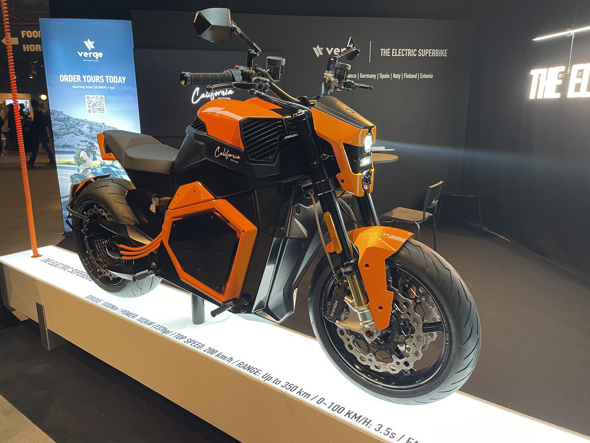 Tällainenkin suomalainen insinintaidonnäyte löytyy #SLUSH:ista kuin

⁦<a href="/VERGEmotorcycle/">VERGE Motorcycles</a>⁩ 

Keskimallissa vääntöä 1000Nm, 0-100 3,5sek, huiput 200km/h ja range 350km.

Kaksi liikkuvaa osaa, pyörät. Moottori tosiaan integroitu navattomaan takavanteeseen 🔥🔥🔥