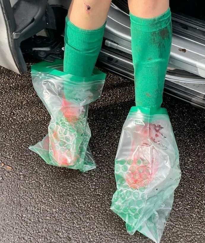 IKEA freezer bags, you're welcome 🤣🤣🤣

❌Problem - Muddy boots in clean car😡 

✅Solution - Ikea freezer bags 😂  

Grassroots Life Hacks.