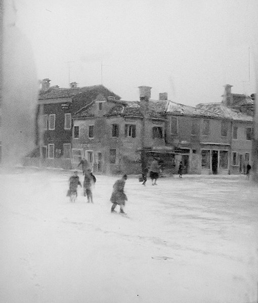 «Sotto la neve
lo penso: e vedo o sogno» 

Burano. Venezia 1956

Gianni Berengo Gardin