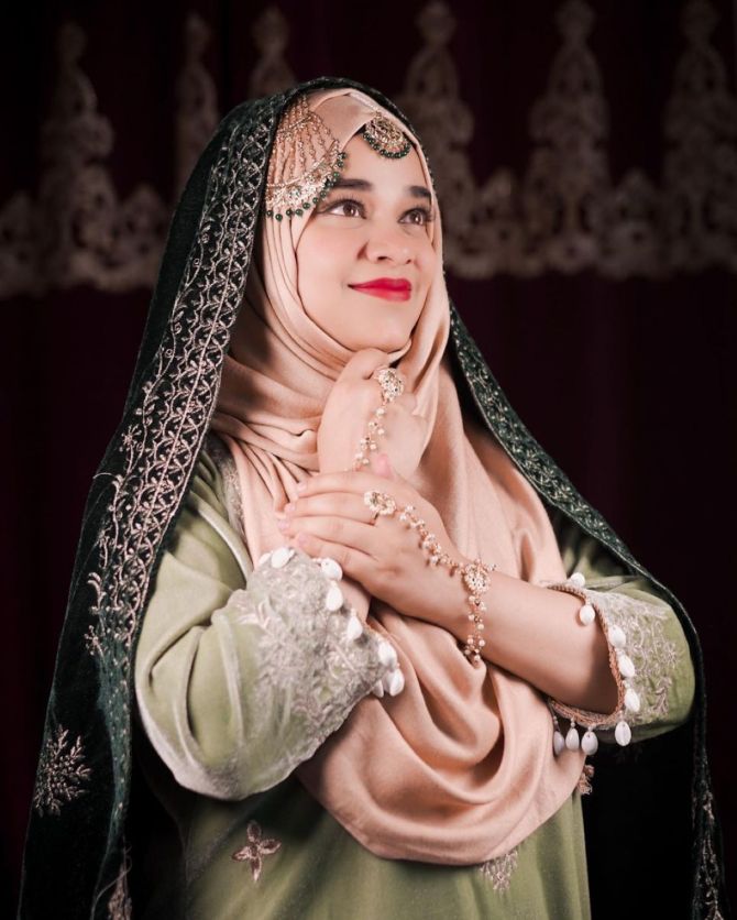 rediffgetahead's tweet photo. 𝐑𝐚𝐦𝐬𝐡𝐚 𝐒𝐮𝐥𝐭𝐚𝐧 @RamshaSultanK India's first hijabi influencer tells @hharisinghani how she runs a business that has crossed the Rs-1-crore-a-month barrier https://t.co/JyIxRBKGHG https://t.co/twAUYifAN4