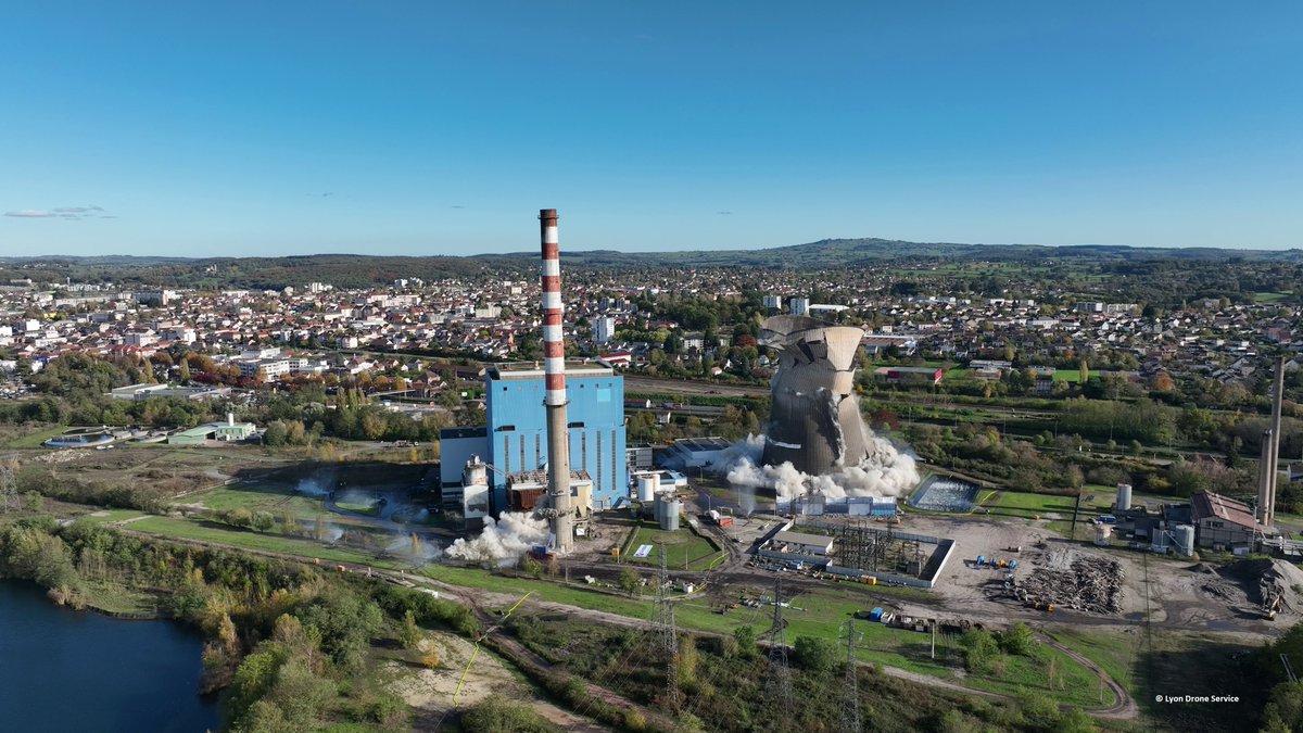 VINCIConstrucFR's tweet photo. #JeudiPhoto Le 8/11, notre filiale #Cardem a procédé au foudroyage de la tour aéroréfrigérante et de la cheminée de l’ancienne centrale thermique Lucy à #MontceauLesMines⤵️Dans le cadre de sa reconversion verte, le site prévoit une centrale biomasse et une ferme photovoltaïque🌍 https://t.co/kfInKK4Y8m