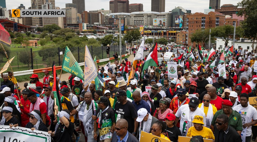AJEnglish's tweet photo. People around the world rally in solidarity with Palestine — in pictures https://t.co/LqM2Pf1rYS https://t.co/fBSIcgi6Fq
