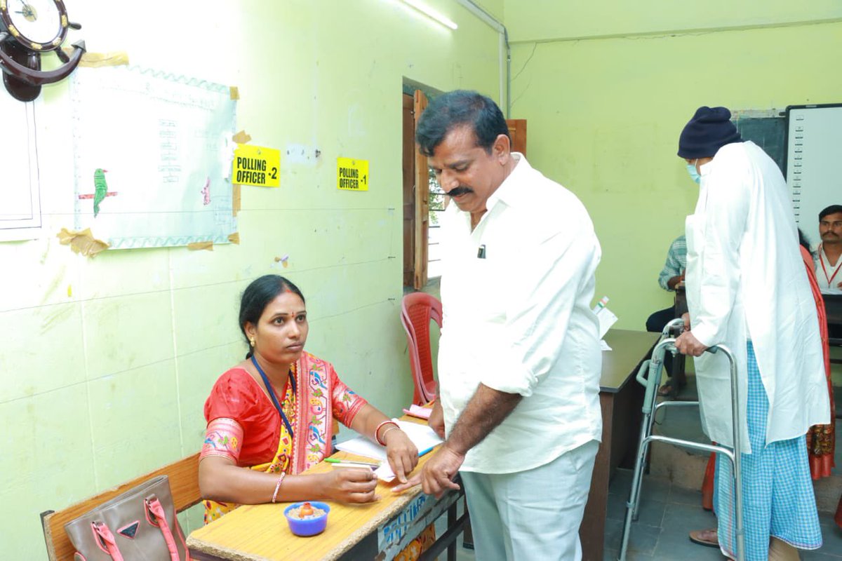 KranthiKiranBRS's tweet photo. వట్పల్లి మండలం పోతులబోగూడ గ్రామంలోని జిల్లా పరిషత్ ఉన్నత పాఠశాలలో ఏర్పాటు చేసిన పోలింగ్ కేంద్రంలో ఓటు హక్కును వినియోగించుకోవడం జరిగింది https://t.co/ajnrLKVVkA