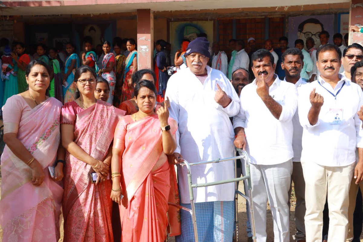 KranthiKiranBRS's tweet photo. వట్పల్లి మండలం పోతులబోగూడ గ్రామంలోని జిల్లా పరిషత్ ఉన్నత పాఠశాలలో ఏర్పాటు చేసిన పోలింగ్ కేంద్రంలో ఓటు హక్కును వినియోగించుకోవడం జరిగింది https://t.co/ajnrLKVVkA