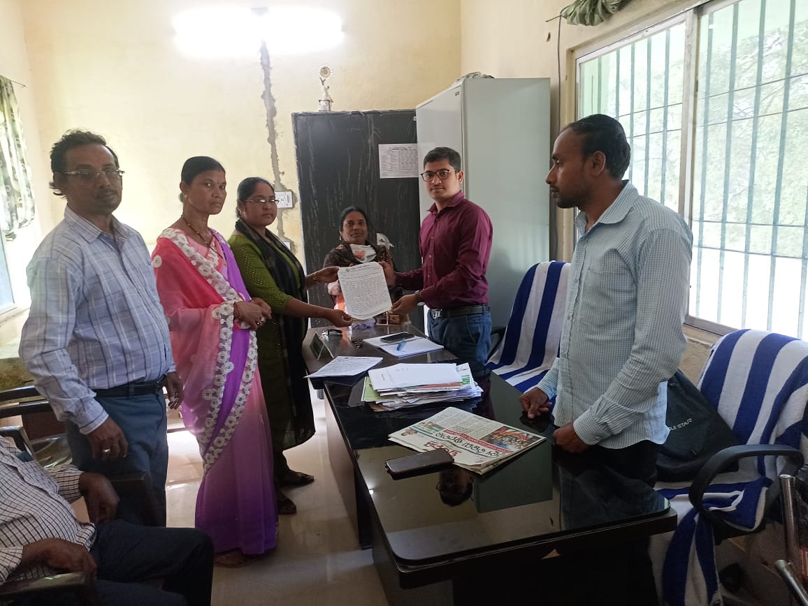 LokUnnati's tweet photo. Submission of people to our elected representatives to expedite the process of seed distribution for second cropping.
@CMO_Odisha @krushibibhag @DMBalangir @CDAO_Balangir #seedsforsecondcrop @12_baje #Suppotforfarme #agriculturaldevolament #Rabicrop @arvindpadhee @rajaaswain https://t.co/Q7iYEDvLLX