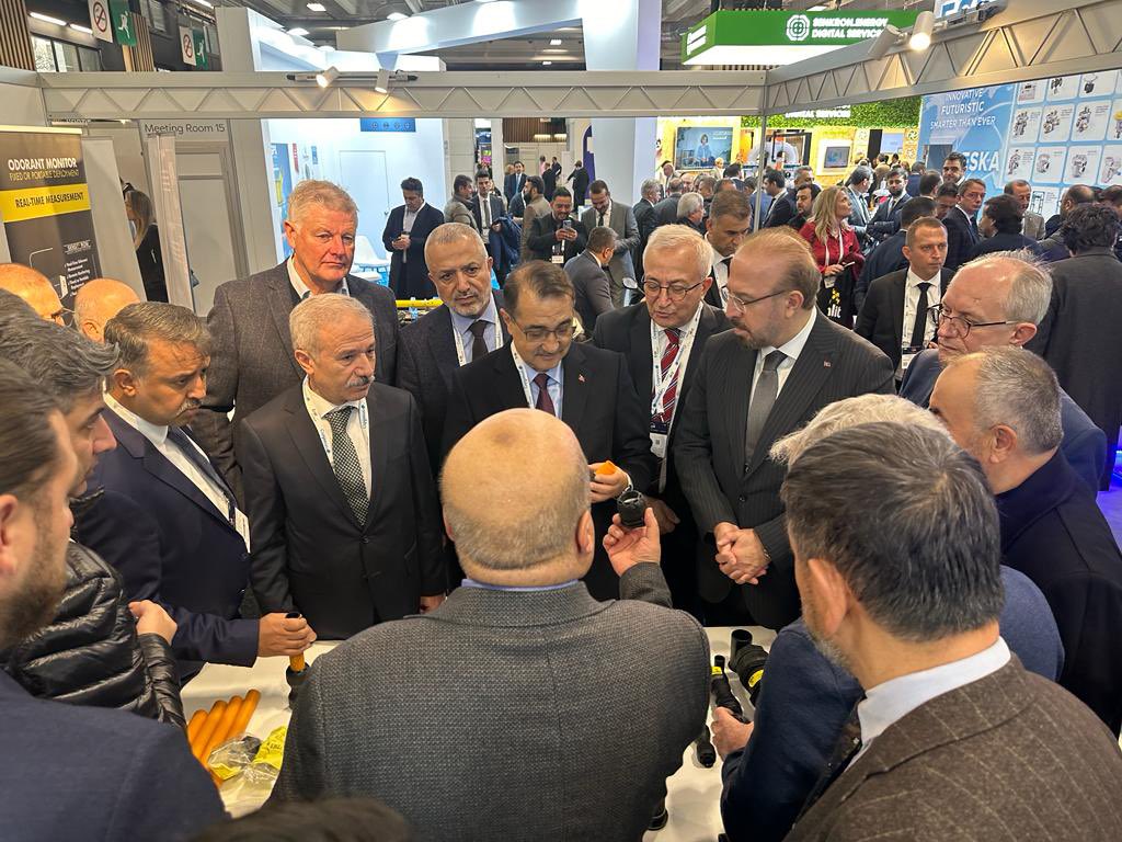 ENLIT Europe Uluslararası Enerji Fuarında Türkiye Enerji Sektörü yerli üretimleri bölümünü Sn <a href="/fatih_donmez/">Fatih Dönmez</a> Sn <a href="/satiroglu2018/">Nevzat Şatıroğlu</a> Sn <a href="/zgoksenli/">zekeriya goksenli</a> Sn <a href="/ugurdilipak/">mehmet ugur dilipak</a> Sn <a href="/malikolmek/">Mehmet Ali Kölmek</a> Sn <a href="/DenizDasdan/">Deniz Dasdan</a> Sn Orhan Kaldırım ve Büyükelçimiz Sn Yunus Demirer ile açtık ve ziyaret ettik. +++