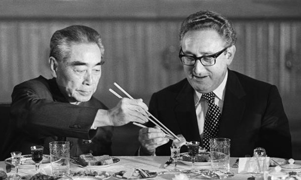 On en parlait ce matin sur <a href="/RFI/">RFI</a>, la Chine rend hommage à Henry #Kissinger ce jeudi. La figure emblématique de la diplo américaine s'est éteinte à l'âge de 100 ans. C’est lui qui avec Zhou Enlai a préparé le voyage de Nixon en 1972, avant le début des relations 🇨🇳-🇺🇸 en 1979.