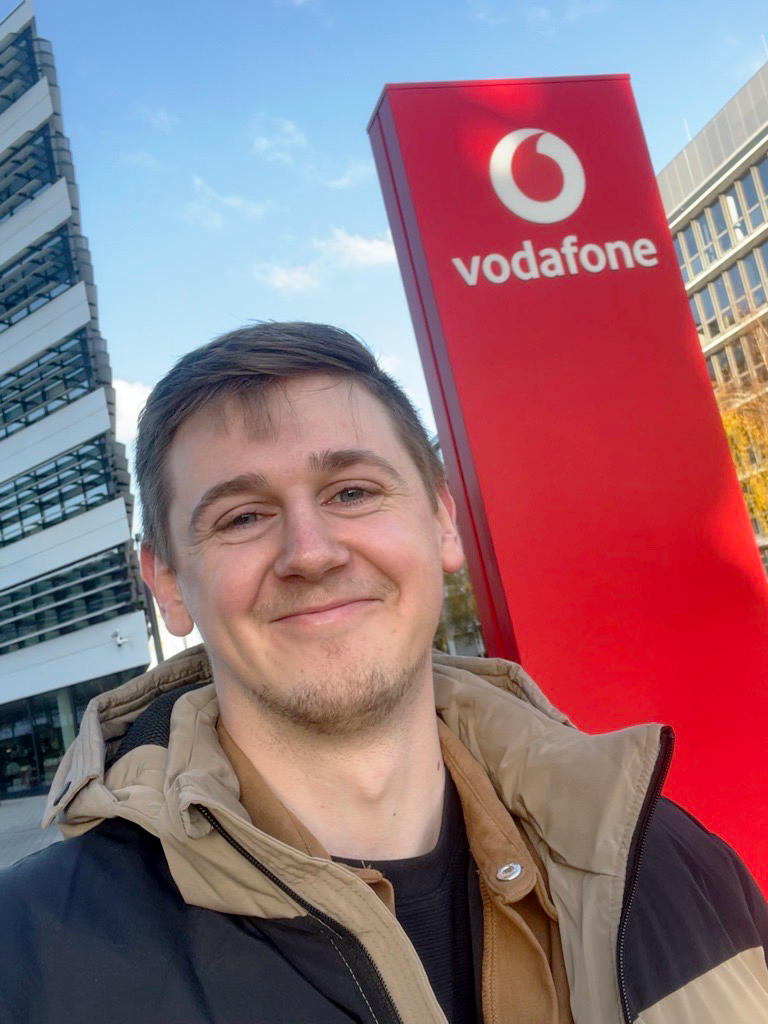 Neulich @ Campus: Unser #Vodafone-Azubi Cornelius Arndt. Im Dezember wird er als Bester in seinem Bereich von <a href="/DIHK_News/">DIHK</a> geehrt. 🌟🏆 Seine Erfolgsgeschichte zeigt: Es muss nicht immer ein Studium sein. Mit unserem CEO spricht er in der <a href="/BILD/">BILD</a> über den Azubi-Mangel in 🇩🇪.