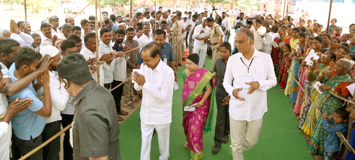 ddyadagirinews's tweet image. 🔴చింతమడకలో ఓటు హక్కును వినియోగించుకున్న కేసీఆర్ దంపతులు 
🔴చింతమడకలో ఓటు వేయడానికి భారీ క్యూ లైన్..
🔴ఉదయం నుంచి ఓటు వేయడానికి రాని ఓటర్లు..
🔴కేసీఆర్ వచ్చే టైంలో ఓటు వేయాలని, ఒకేసారి పోలింగ్ బూత్ కి క్యూ..
#CMKCR  
@BRSparty 
#TelanganaAssemblyElections2023