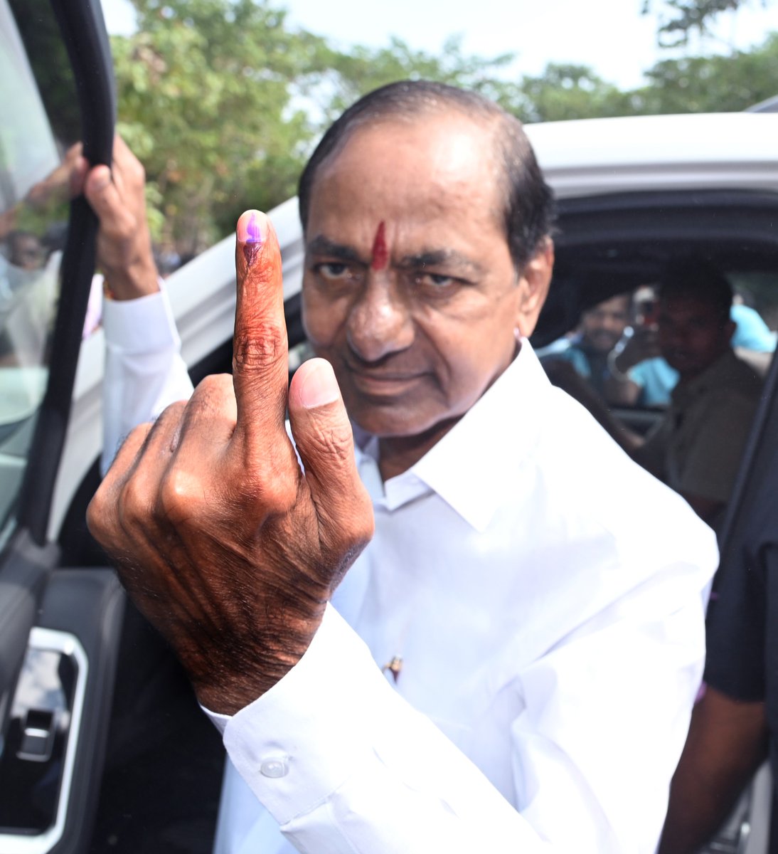 ddyadagirinews's tweet image. 🔴చింతమడకలో ఓటు హక్కును వినియోగించుకున్న కేసీఆర్ దంపతులు 
🔴చింతమడకలో ఓటు వేయడానికి భారీ క్యూ లైన్..
🔴ఉదయం నుంచి ఓటు వేయడానికి రాని ఓటర్లు..
🔴కేసీఆర్ వచ్చే టైంలో ఓటు వేయాలని, ఒకేసారి పోలింగ్ బూత్ కి క్యూ..
#CMKCR  
@BRSparty 
#TelanganaAssemblyElections2023