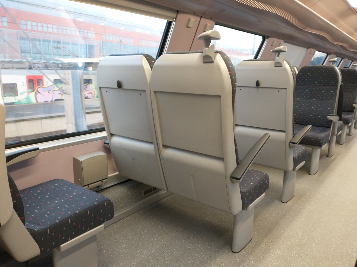Aardluitenant's tweet photo. @NMBS Nog maar 2/11 tafeltjes aanwezig hier achteraan. Al meer dan een half jaar. Zijn tafeltjes ook optioneel geworden, zoals goede wifi, degelijk sanitair of stipte treinen? 🙄 https://t.co/uIsqc4LFes