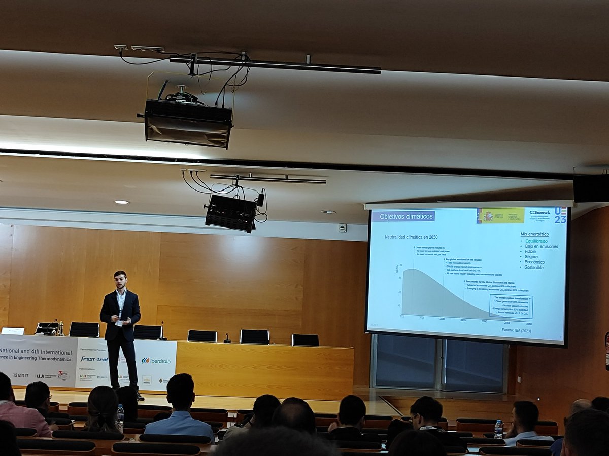 crisatristan's tweet photo. #13cnit segundo día de ponencias.  #energy #thermodynamics #Sustainability https://t.co/WPLddtFNgN