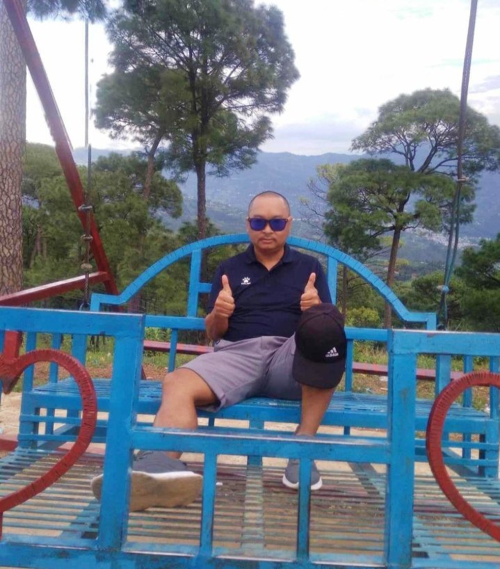 आउनुस चिसो मौसममा संगै पिङ्ग खेलम ।