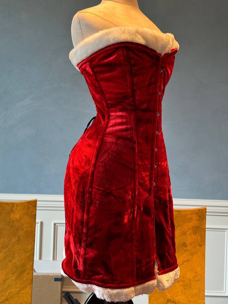 corsettery's tweet photo. All #Christmas collection #corsets https://t.co/dFRabFhiiB https://t.co/zxaQqEbP49