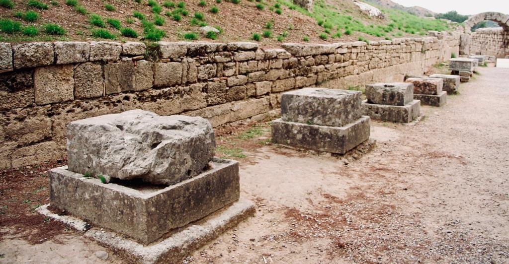 sistoryhistory's tweet photo. Out today...S2 E5:

"Ancient Greece - Going for Gold!"

We consider the perils of naked torch racing🔥...

#historypodcast #sensory #classicspodcast #classics #ancientmed #ancientgreece #ancientolympics #olympics

(Photo: statue bases lining the road to the stadium at Olympia). https://t.co/JoLx6hweVO