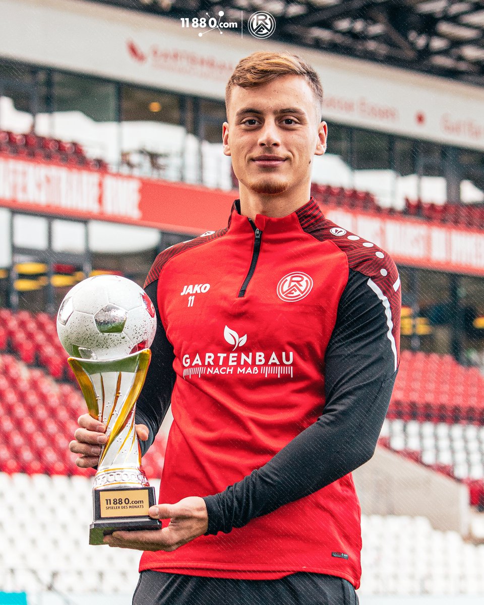 rot_weiss_essen's tweet photo. ✊😎 Marvin #Obuz ist der 11880.com-„Spieler des Monats“! Der Wirbelwind hat im November zweimal genetzt und wurde mit knapp 60% aller Stimmen zum besten Spieler in diesem Monat gewählt. Glückwunsch, Marvin! 👏
#immeRWEiter #nurderrwe https://t.co/Td9Di3p08F