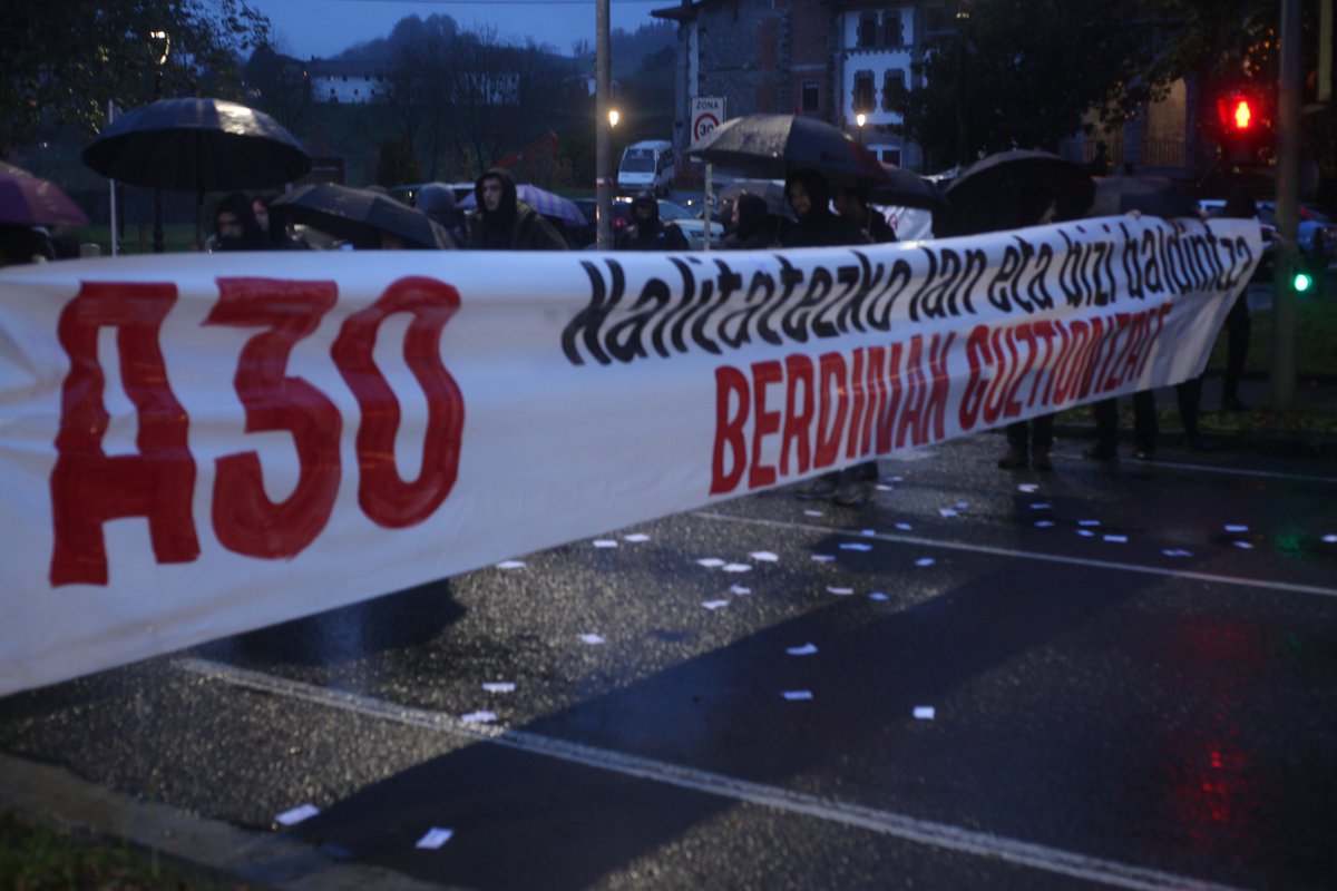 Itaia_urolaerdi's tweet photo. A30| Horrela agertu dira gaur goizean Azpeitiako errepideak azaroak 30eko greba orokorraren harira.

Gaurko eguna guztiontzat kalitatezko lan eta bizi baldintza berdinak aldarrikatzeko eta emakume lagileon interesaak defendatzeko izango da.

EMAKUME LANGILEOK BORROKARA! https://t.co/7TyE5boj8s