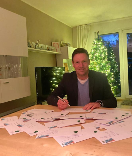 𝑾𝒆𝒊𝒉𝒏𝒂𝒄𝒉𝒕𝒔𝒑𝒐𝒔𝒕 🌲 
Ich mag Recherchieren der Adressen und das Designen der Weihnachtskarten, weil es mich an die vielen schönen Situationen mit meinen Geschäftspartner:innen erinnert 😊. In diesem Sinne wünsche ich Ihnen viele schöne Erinnerungen an das Jahr 2023.