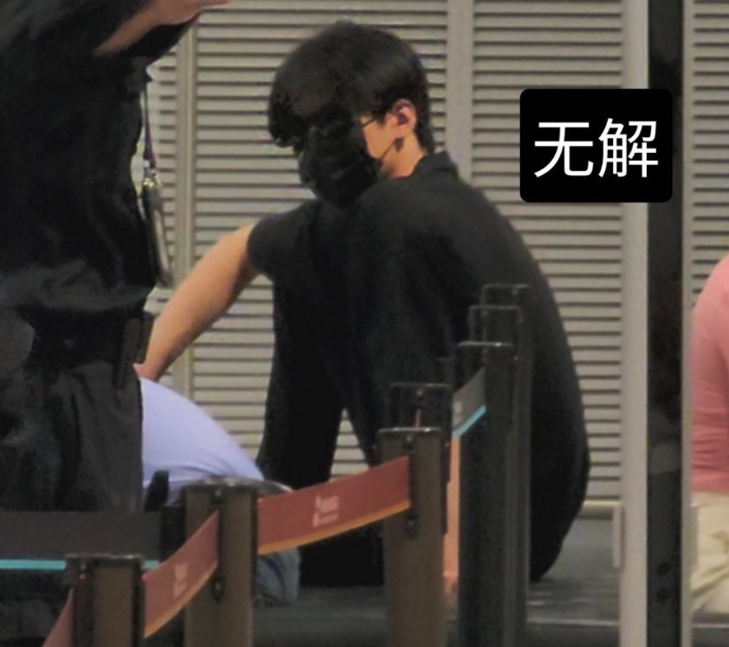 BZhoukeyu's tweet photo. ถือคติทำทุกที่ให้เหมือนบ้าน!นั่งชิลนั่งเเบบคนกันเองดีดมือเล่นอีก1 https://t.co/5C4oyG2Eg6