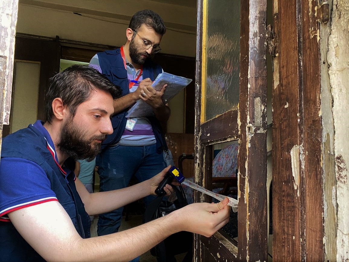 MedairFR's tweet photo. L'équipe de Medair chargée des abris mène des évaluations de porte à porte dans les quartiers d'Alep touchés par le tremblement de terre 🧰. Cela permet d'identifier l'étendue des dégâts et de déterminer la bonne manière de les réhabiliter 🚪
@chainedubonheur @decappeal @Tearfund https://t.co/u1Pm02cpag