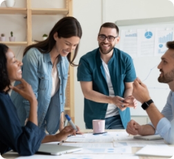 ScanSnapFR's tweet photo. Pour gérer des équipes #hybrides, les entreprises doivent s'assurer que les employés ont accès aux documents nécessaires. Les scanners ScanSnap offrent une solution qui numérise rapidement et avec précision les #documents pour tous et n'importe où. https://t.co/dVDmzaT88z https://t.co/ypl5w16JB8