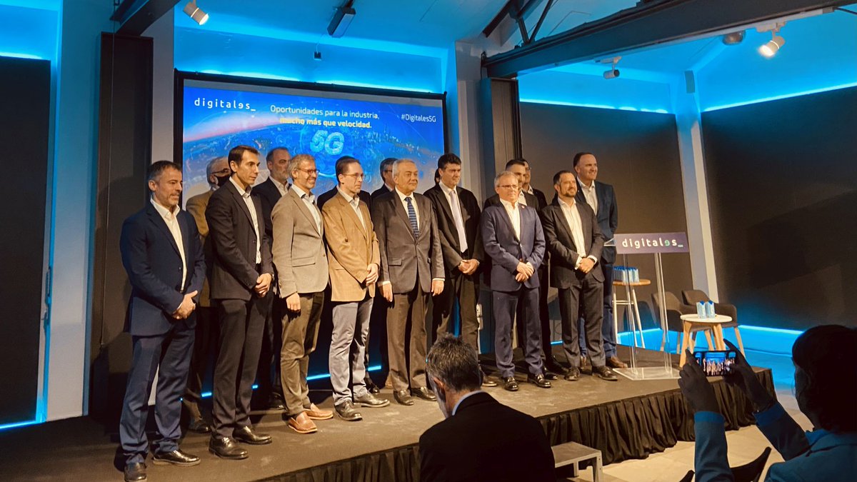 ComputerworldES's tweet photo. @AsocDigitales presenta en un encuentro centrado en el #5G, el informe "Industria y 5G, impulso transformador", un documento centrado en dicha tecnología y sus beneficios y oportunidades en procesos industriales. Así ha transcurrido la jornada #DigitalES5G
https://t.co/KIMpwvyBGW https://t.co/xNbTVeJDK8