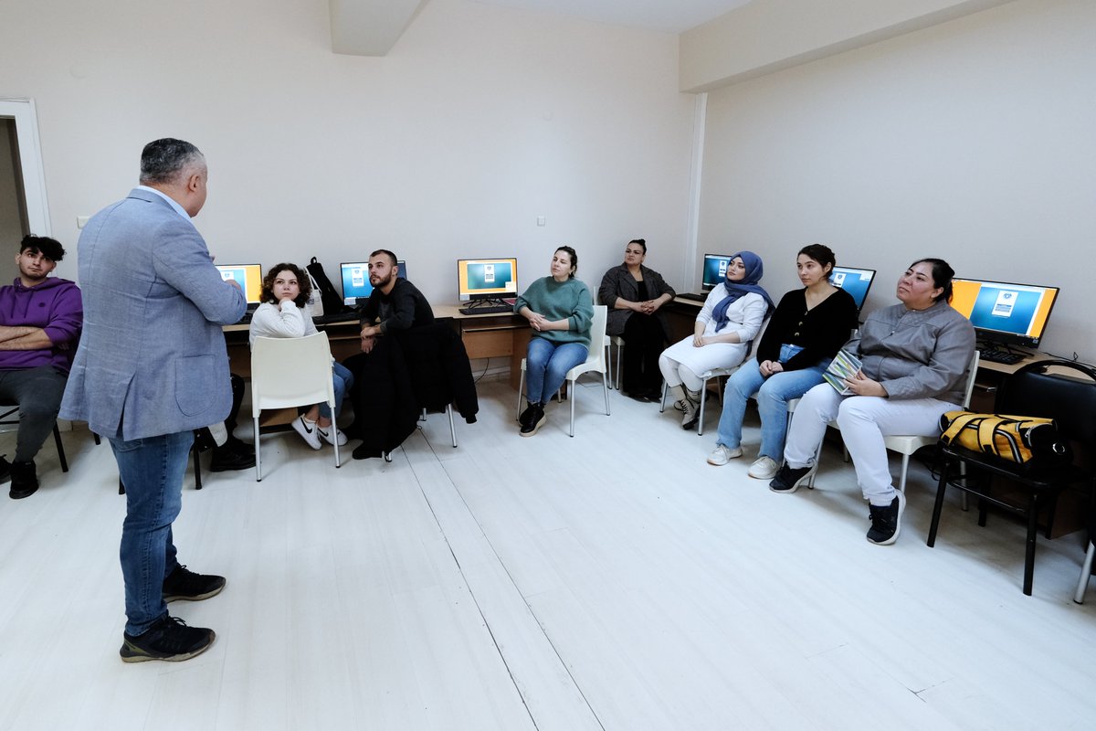 GÜMTOB Başkanı Buğra Artıç, yönetim kurulu üyeleriyle birlikte BUSMEK Yeni Karaman Mesleki Eğitim Merkezimizi ziyaret ederek, ön büro personeli branşında dersleri başlayan öğrencilerle bir araya geldi.
#busmekteöğren

Haberin devamı için: l24.im/aJUoi7