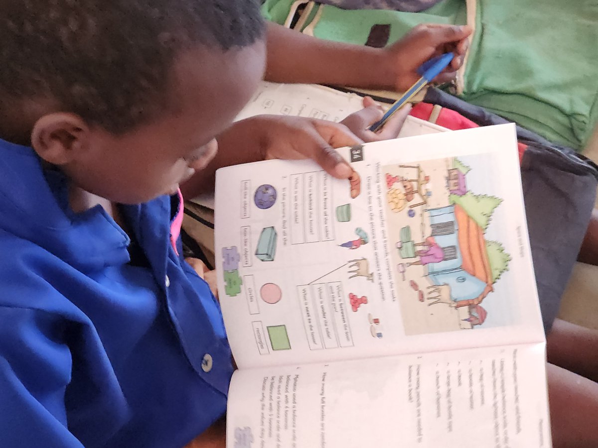 UNICEFMalawi's tweet image. #FoundationalLearning is a gamechanger and crucial for long-term learning and quality education #ForEveryChild.

@RobertG_Jenkins visiting children in class at Chimwansongwe Primary School in Lilongwe.

#EndLearningPoverty #GlobalCoalitionInMalawi