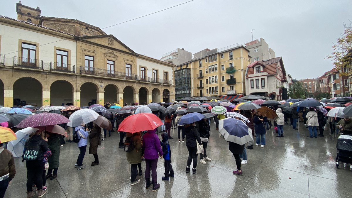 <a href="/algortakoMF/">Algortako Mugimendu Feminista</a> <a href="/GetxokoEHBildu/">EH Bildu Getxo</a> <a href="/podemos_getxo/">Podemos Getxo</a> <a href="/azebarri/">Azebarri</a> Algortako manifestazio nagusia Txiki Otaegi plazan amaitu da, eta, orain, euria ari den arren, bazkari kolektiboa egingo dute Bilboko mobilizaziora joateko indarrak batzeko.
#A30GrebaFeministaOrokorra #ZaintzaEskubideKolektiboa #PribatizaziorikEz #ZaintzaSistemaPublikoaORAIN
