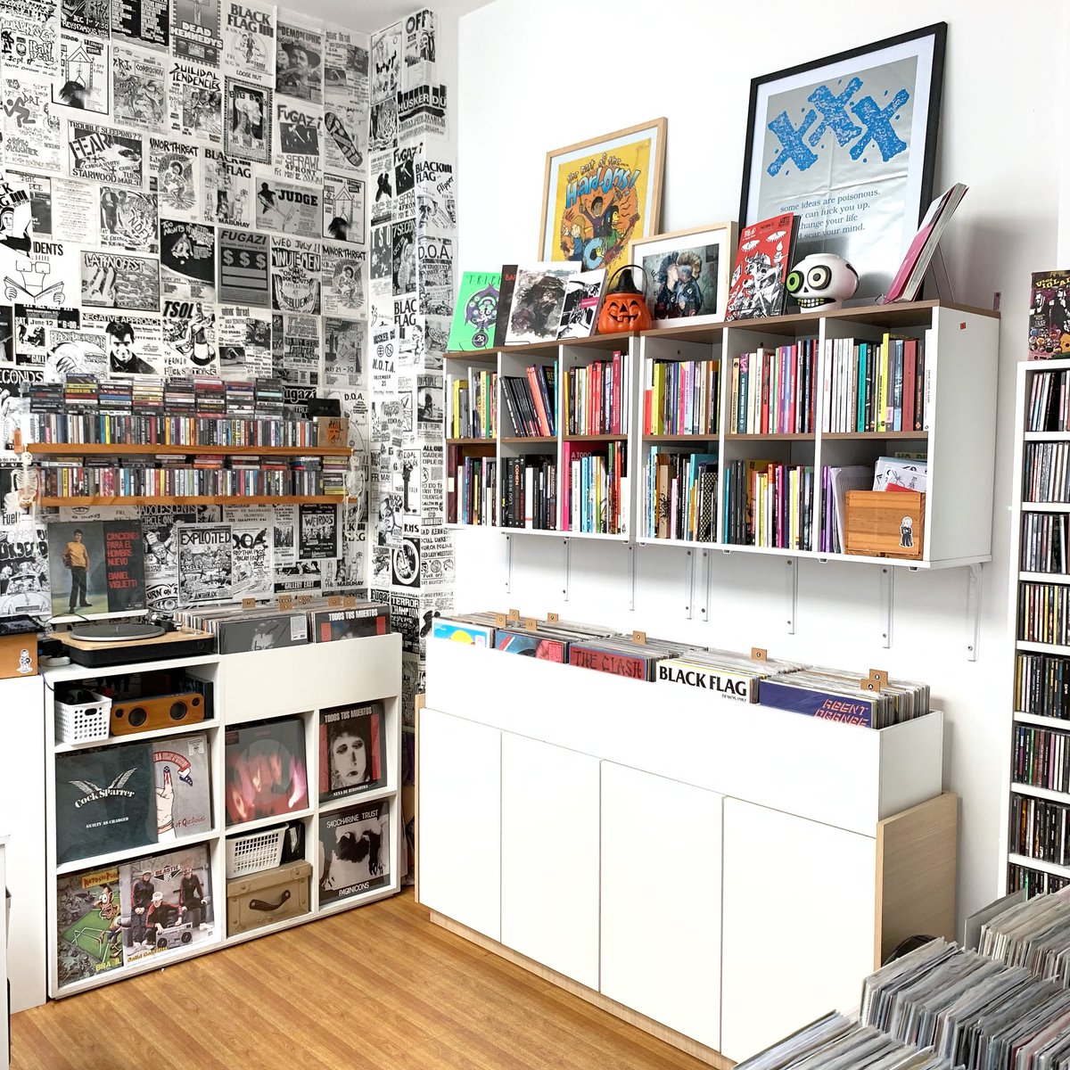 Somos Tienda Inerme, una disquería y librería especializada en punk y derivados. Tenemos vinilos, cds, cassettes, libros y fanzines.
Estamos en Av Santa Fe 2450 local 100Galeria Americana en CABA. Nuestros horarios de atención son de lun a vier de 15 a 19hs y sáb de 12 a 16hs.