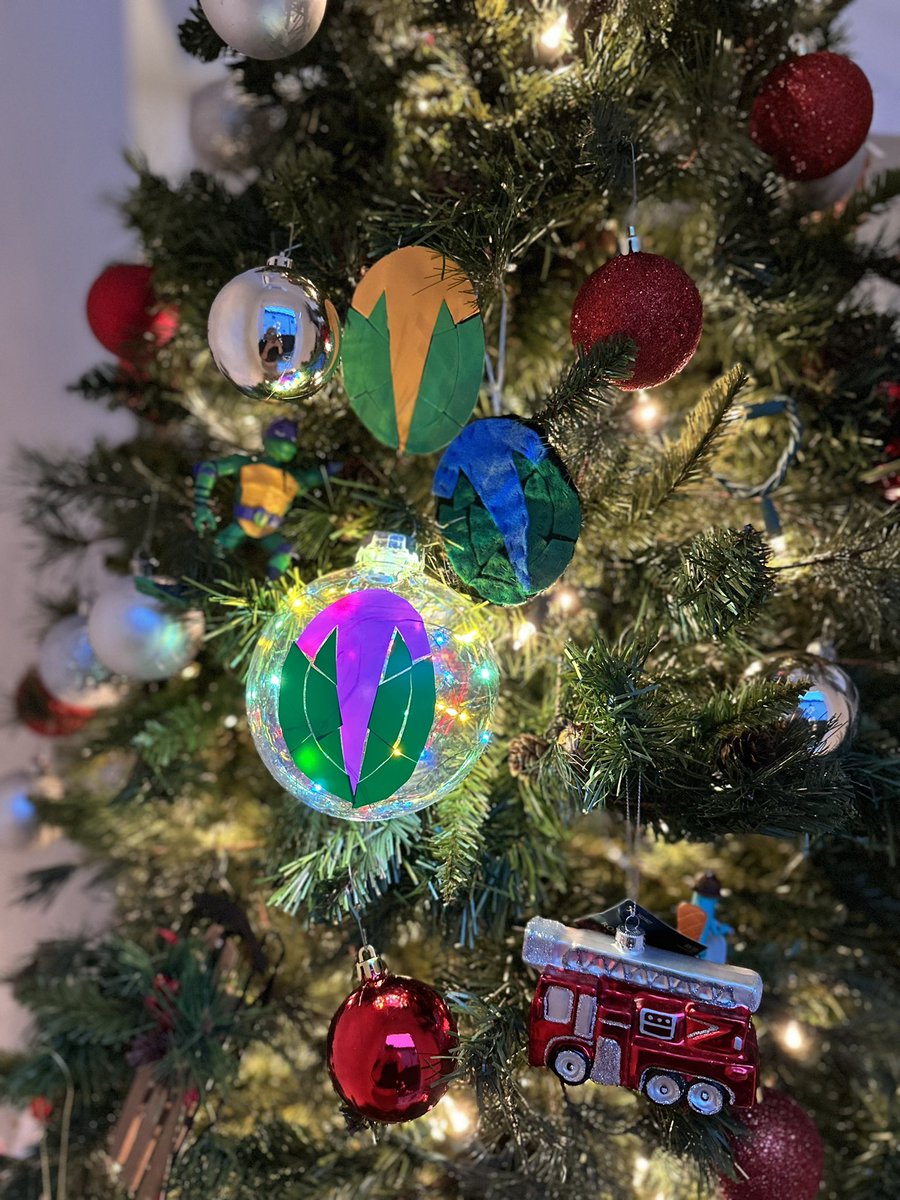 Who needs to have good sleep hygiene when you can have homemade #rottmnt ornaments? I’m happy with how the Donnie emblem turned out! :) Just Raph remains! Tutorial will be in comments in a few! @RonCorcillo @RCoA @wolfboy74 thank u for rise! @Nickelodeon more rise plz I beg of u