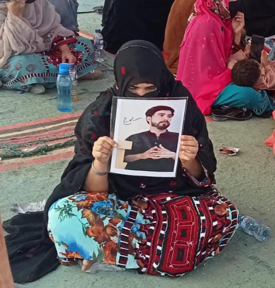 SBaloch223's tweet photo. ریاستی پالیسیوں کی وجہ سے ہر بلوچ ماہ کی گھر انتظارگاہیں بن گئی ہے جہاں بلوچ مائیں ہر دن اپنے گمشدہ بیٹوں کی راہیں تکتی ہے ۔جبری گمشدگی کا شکار سمیر بلوچ کی مائیں بھی ان ماوں میں شامل ہوگیا جو کئے سالوں سے اپنی لاپتی بیٹوں کی تلاش میں سڑکوں پر سراپا احتجاج ہے
#SaveSameerBaloch https://t.co/1o9oaAK2BK