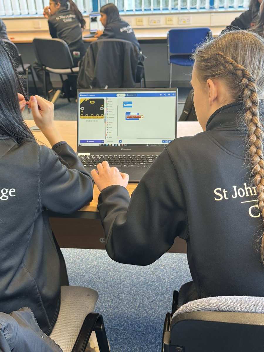 SJC_Computing's tweet image. Part 2 of our Girls in STEM day for #SJCR13 takes us to @EESWSTEMCymru HQ for some @microbit_edu coding #SJCComputing