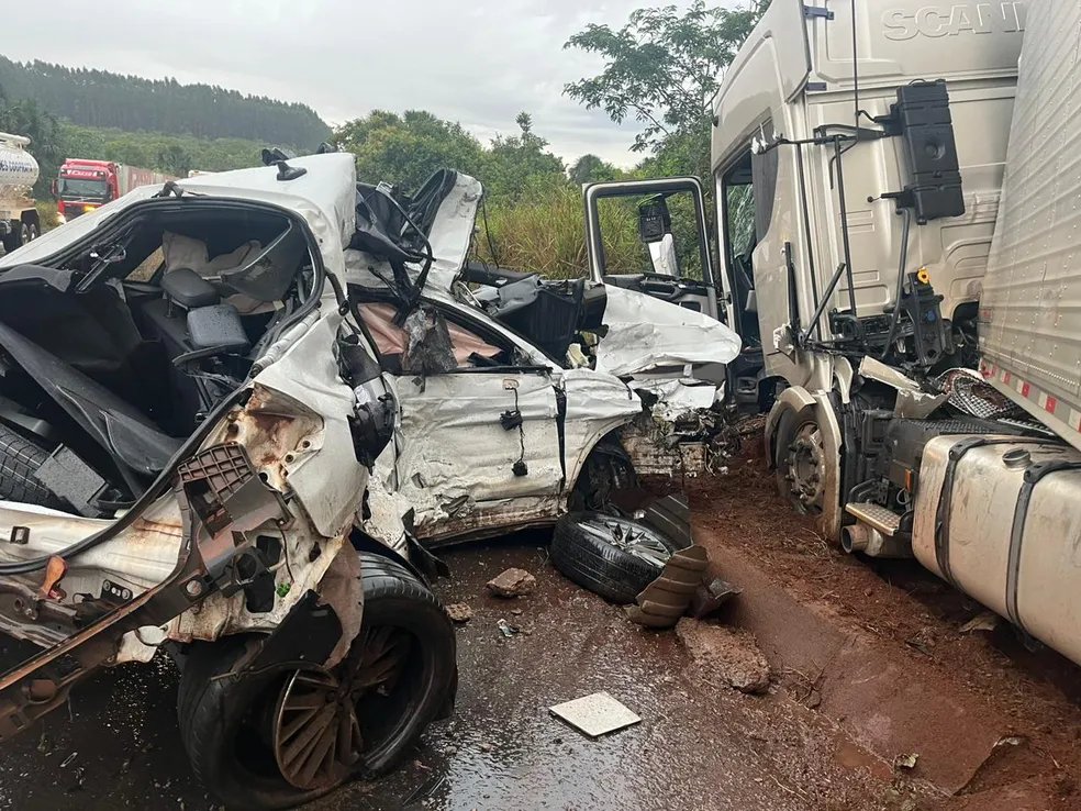 Um morre e três ficam feridos em batida entre caminhonete e caminhão na  BR-262, Triângulo Mineiro