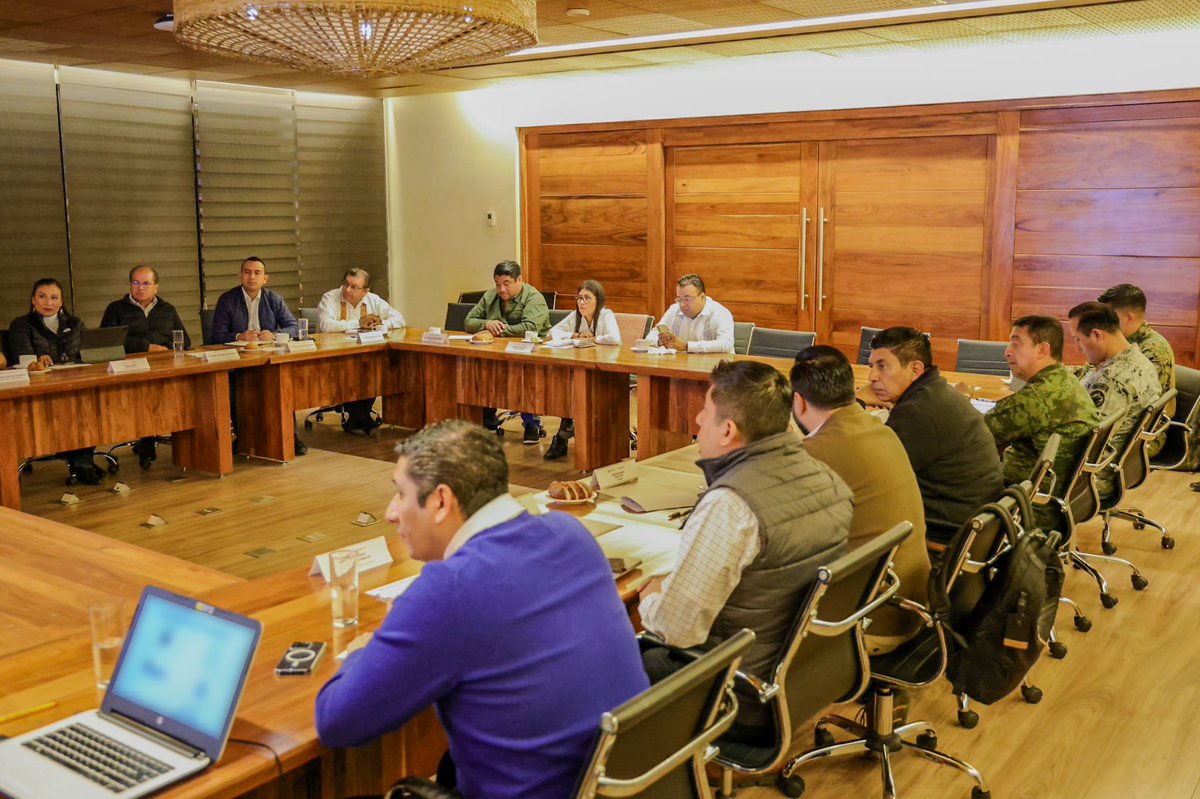 Esta mañana, encabecé la Mesa de Seguridad donde de manera interinstitucional analizamos, evaluamos y diseñamos los mecanismos para fortalecer la paz social y garantizar el bienestar de las y los oaxaqueños.