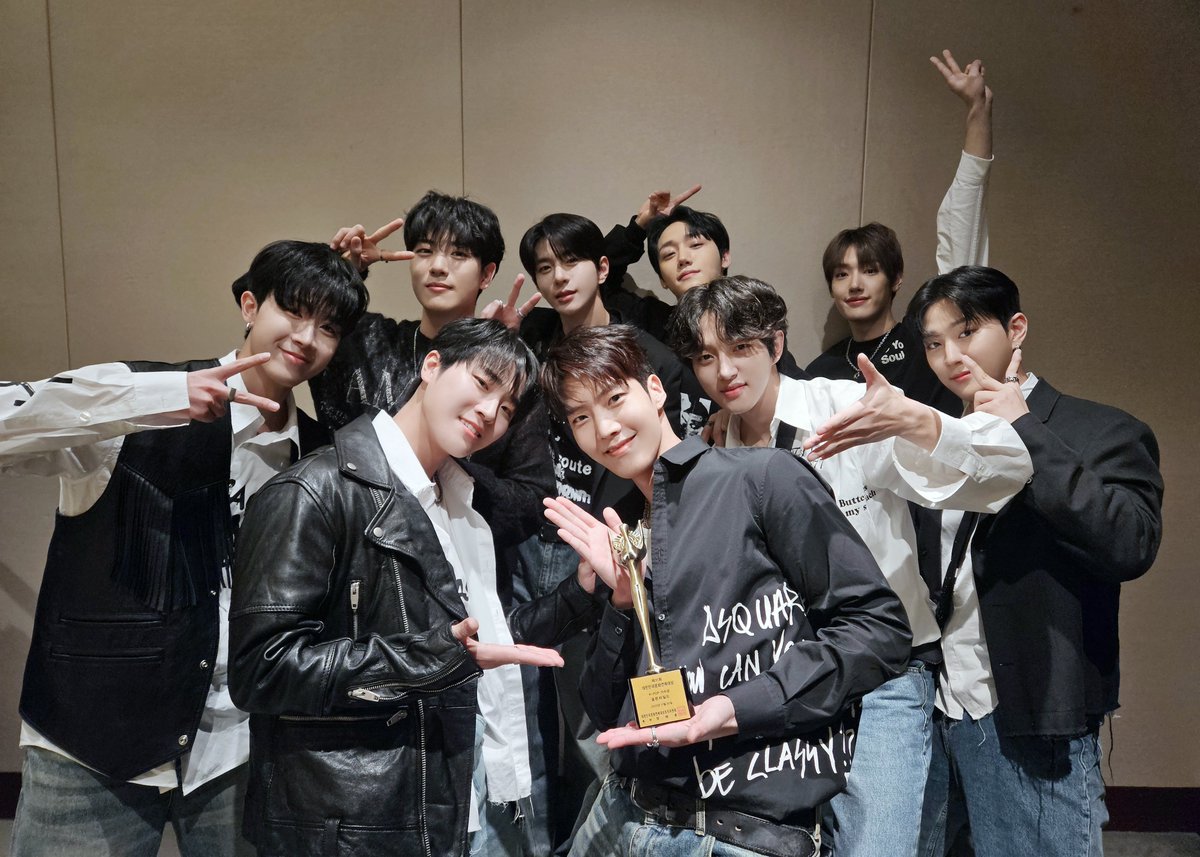 GoldenChild's tweet photo. [📸] 231130 제31회 대한민국 문화연예대상

🧣기온별 옷차림🧣

• 11~9도 : 골든차일드 보기👀
• 8~5도 : 골든차일드와 함께하기🫱🏻‍🫲🏻
• 4도 이하 : 골든차일드 사랑하기💖
• 0도 이하 : 골든차일드 축하하기🏆

#GoldenChild #골든차일드 #GNCD https://t.co/54Zf7sUxzv