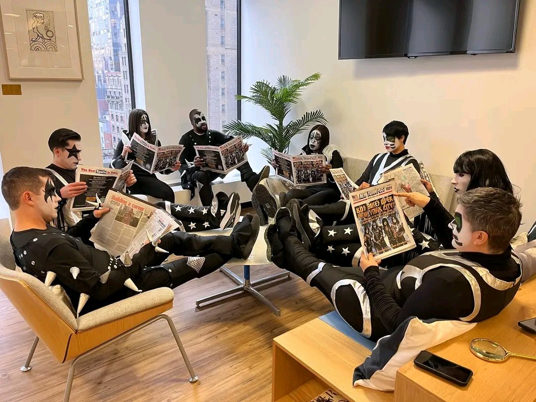 kissmaniamex's tweet photo. La despedida de KISS se siente más que nunca, se inician los festejos en la ciudad que vio nacer a la banda más caliente del mundo, con entrega de periódicos New York Post gratuitos de edición especial, pizzas con caja de End Of The Road y hasta tarjetas de metro, ¡Adiós KISS! https://t.co/yarqQ14WES
