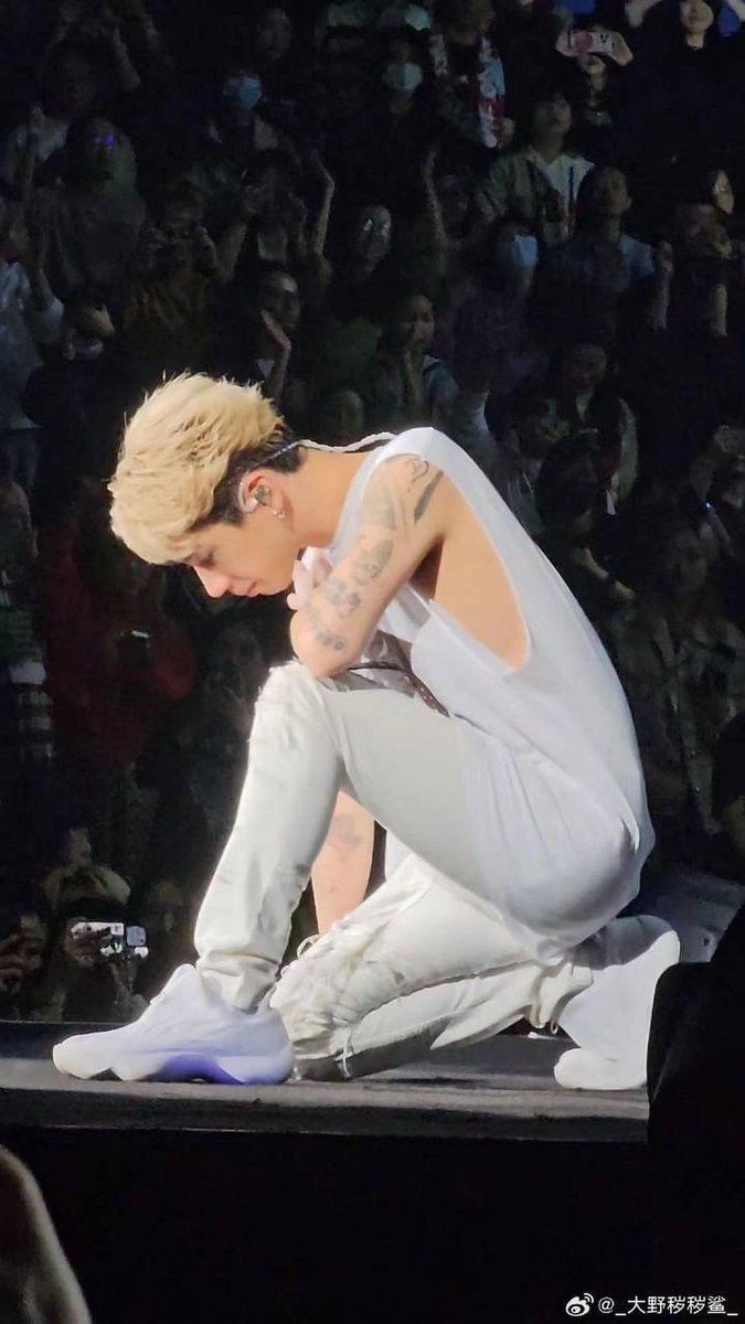 IHaveADream1ok's tweet photo. これプロテストだ！Taka！！
I think he protested to the situation there, that everyone can’t see what they want to see, and know what they want to know… the song “Stand Out Fit In” is against the hate and discrimination in the world https://t.co/VKJJVRhk44