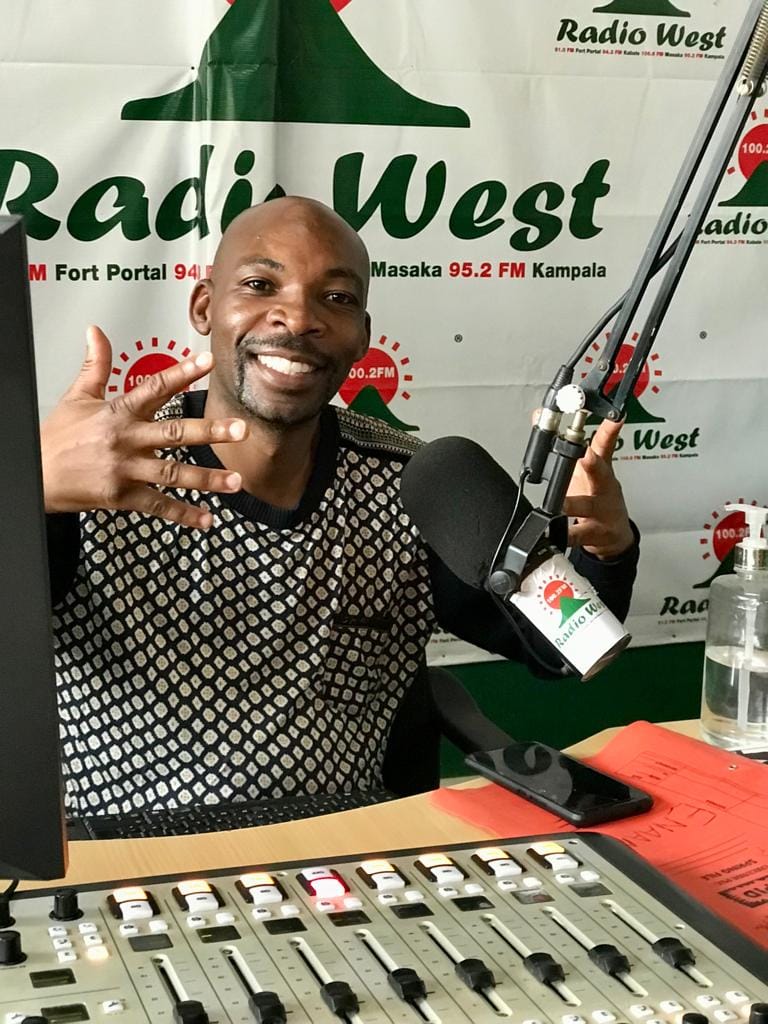 radiowestug's tweet photo. Ryarenga rita okwo...

Hoona okwezi kwa 11 tikwahwa,,, Kukugyendeire kuta?

@OmugaigaIvan | @Mbabaz_Charity nibo bakwine..

#Enaama
#GambaMpurire https://t.co/QXLapaJK4z
