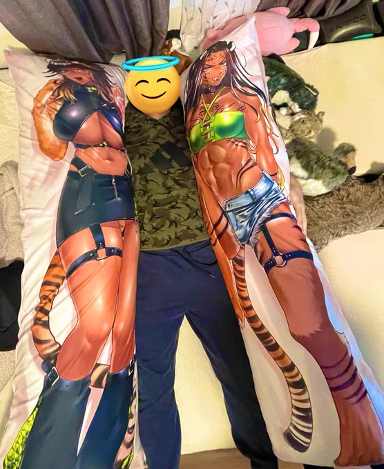 制作した抱き枕カバー届いた〜!! 高発色!! 顔を近づけても筆の荒さが全く目立たず、「描いた」感がほとんどありませんッッッ!!!  旦那が真ん中に挟まって「ここは楽園か?」と言ってます 私の寝るスペースは完全に消え去りました