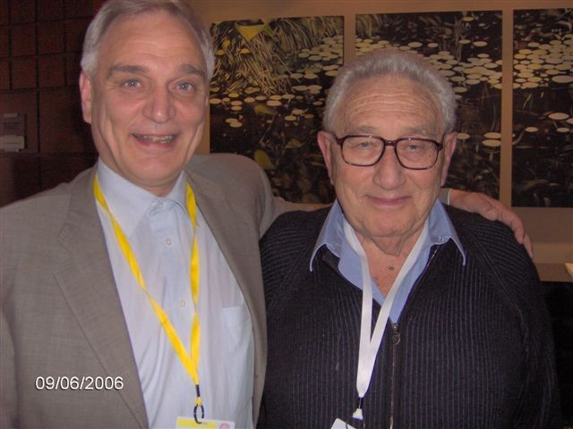 2006 osallistuin yhdessä vm  Heinäluoman ja J. Ollilan kanssa Bildenberger kokoukseen Torontossa. Mukana myös Henry Kissinger, jonka kanssa sain jakaa ajatuksia. Henry lienee pitkäaikaisin vaikuttaja maailmanpolitiikassa. Palkittiin rauhannobelilla 1973. Tänään suruviesti. R.I.P.