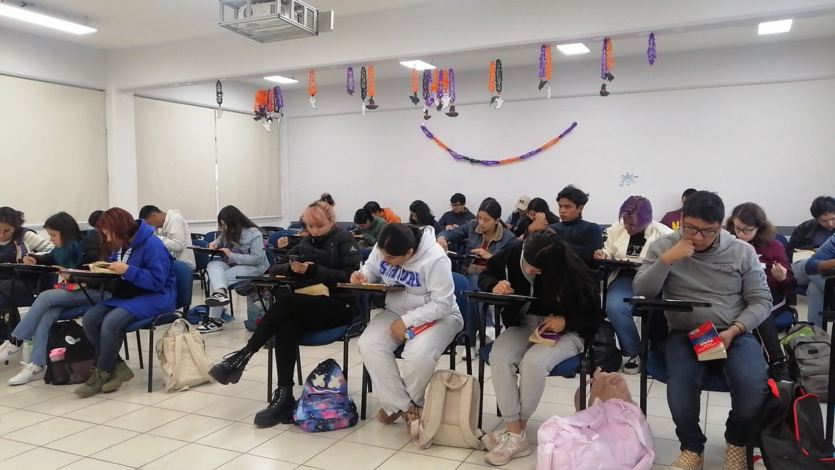 Estudiantes de 1er semestre en su examen de traducción. Un texto sobre música popular y los inicios del jazz. #translation #traducción #traductores #UAQ #exam #popular 😁