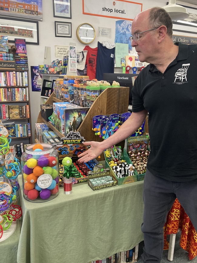 Today in PW Shelftalker: Will the world's most gullible bookseller finally outmaneuver his own devious sidelines? The answer awaits in The 2023 Stocking Stuffer of the Year Award.
blogs.publishersweekly.com/blogs/shelftal…