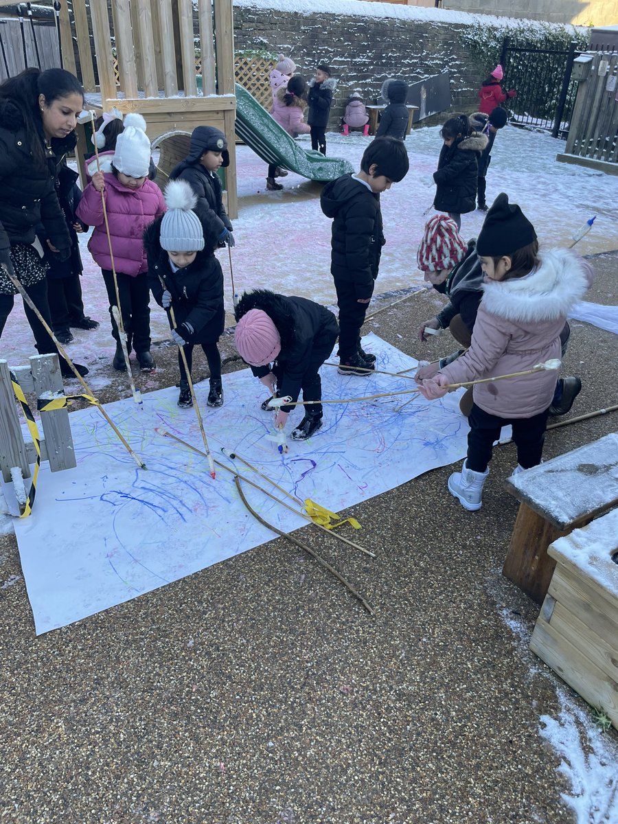 MarshfieldPS's tweet photo. Fun in the snow ❄️
#Reception have been getting creative in the outdoors environment with our Artist Lou🎨 #CarltonCares #Ambition #50thingstodo https://t.co/CU0VXUPhRZ