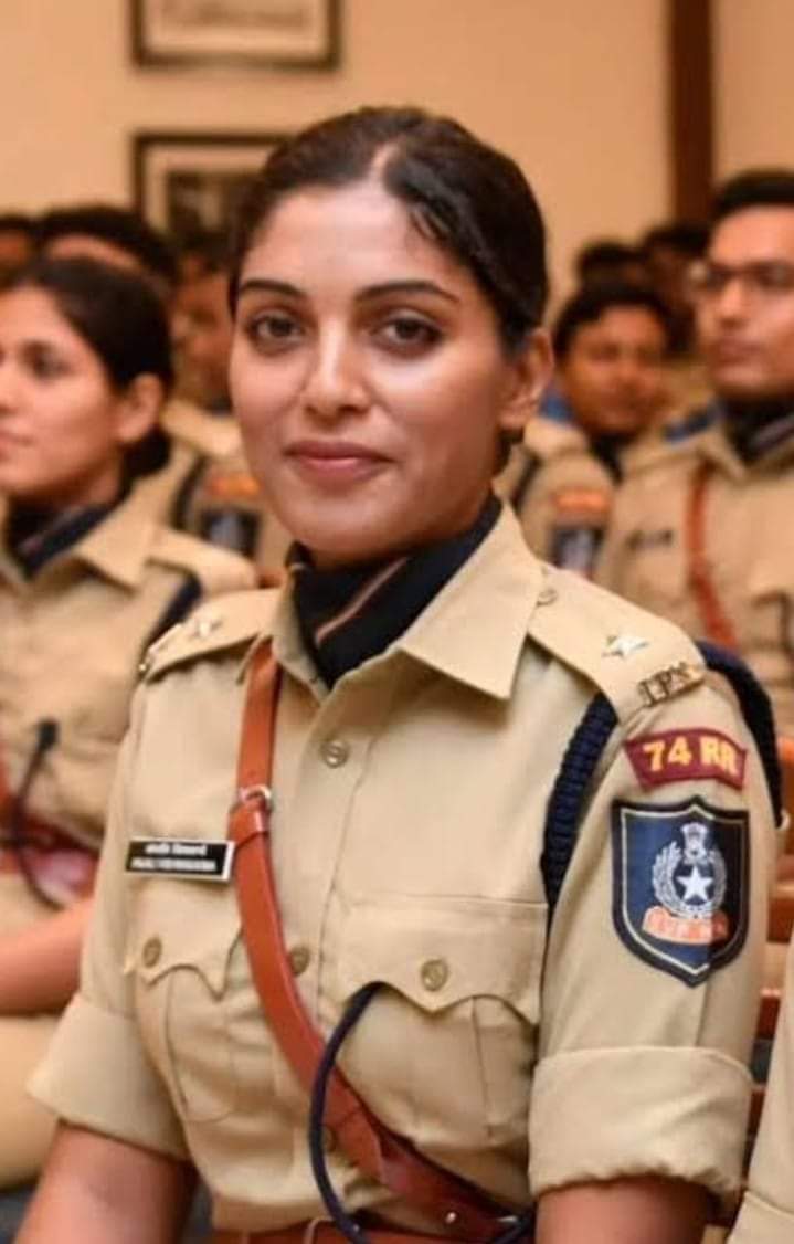 AnjeetVishwaka6's tweet photo. विश्वकर्मा समाज का पूरे देश में नाम रोशन करने वाली  IPS बहन अंजली विश्वकर्मा जी का ट्रेनिग के बाद कानपुर पुलिस कॉमिस्नरेट में तैनाती होने पर हार्दिक बधाई एवं शुभकामनाएं  💐💐💐 @kanpurnagarpol @Sanjeev_aap @rcjangrabjp @Saurabh_MLAgk @hanshraj4bjp @ChandanVis37203 https://t.co/guiqznRfuz