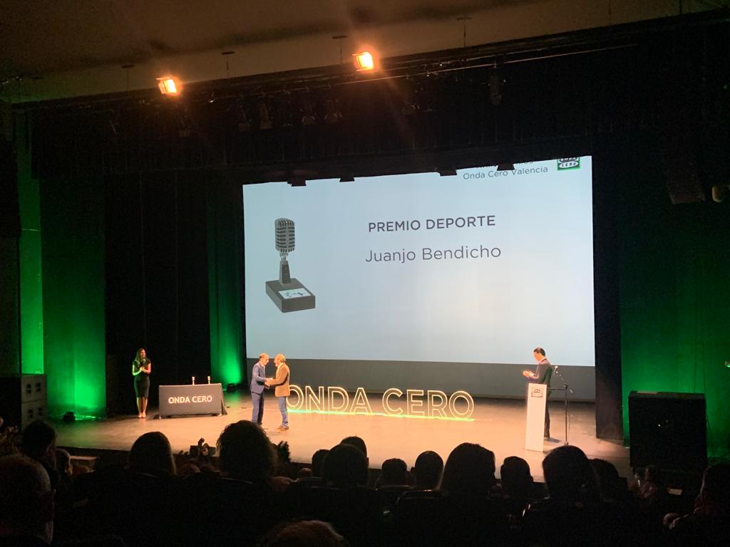 colpbol's tweet photo. Un nuevo premio de prestigio que nos refuerza y enorgullece
Gracias.

Premio Deporte #XXIIPremiosOndaCeroValencia de @OCRValencia

🏆🟢🏐🔵✨️

#Colpbol #deporte #OndaCero #PremiosOCR https://t.co/CMWI50f9m3