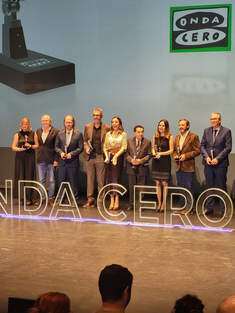 colpbol's tweet photo. Un nuevo premio de prestigio que nos refuerza y enorgullece
Gracias.

Premio Deporte #XXIIPremiosOndaCeroValencia de @OCRValencia

🏆🟢🏐🔵✨️

#Colpbol #deporte #OndaCero #PremiosOCR https://t.co/CMWI50f9m3