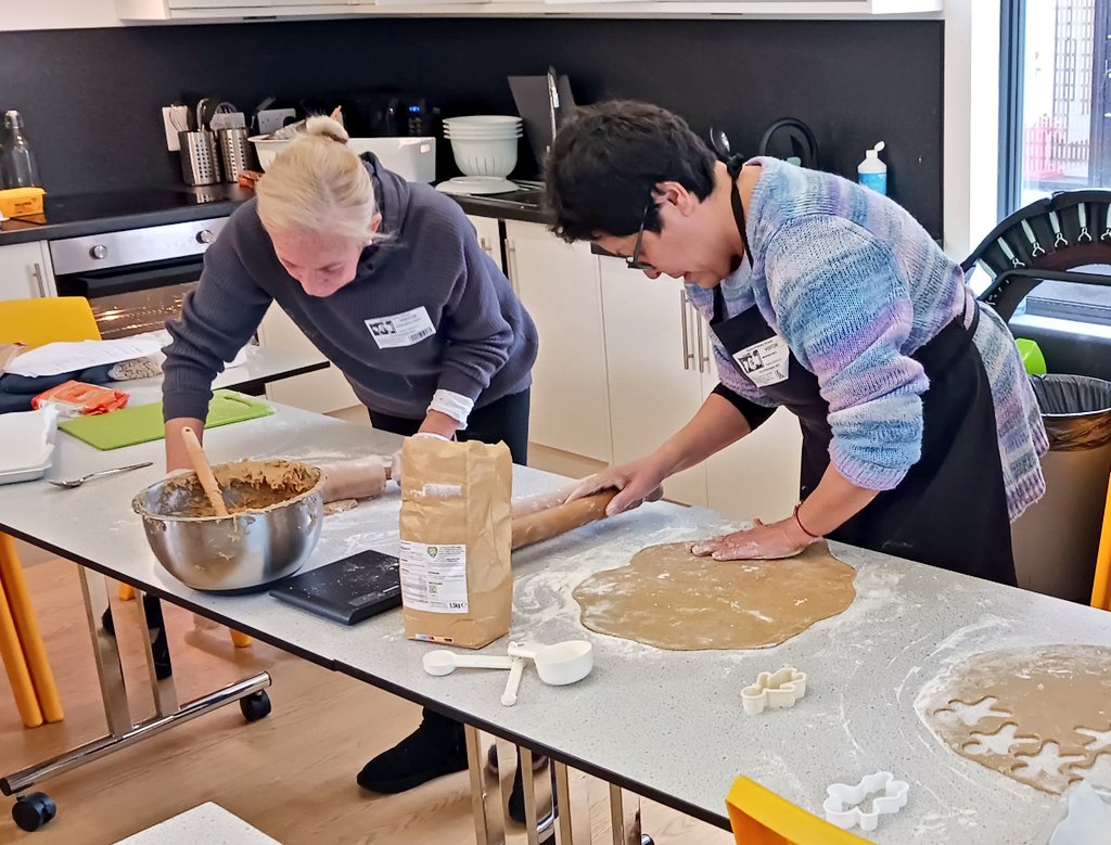 AlbionPrimary's tweet photo. Members of our Albion Parent Carer Community have been hard at work today baking gingerbread people for our Winter Fair tomorrow! They've also been making sure everyone gets a chance to buy our family tickets and raffle strips before the fair!
#APSAPCC
#APScommunity
#APSevents https://t.co/lj7HyDx7at