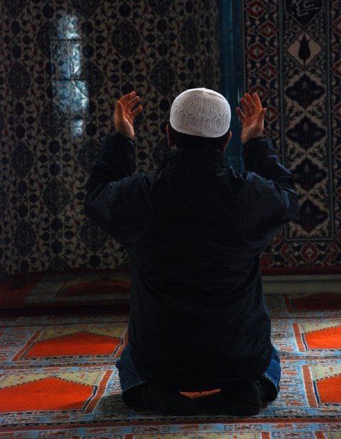 raway_alqasid's tweet photo. "وجعلتُ معتمدي عليكَ توكلًا 
ورفعتُ كفّي سائلًا أتضرَّعُ 
اجعل لنا من كلِّ ضيقٍ مخرجًا 
والطف بنا يا مَن إليهِ المرجعُ" https://t.co/vkF73UVcOB